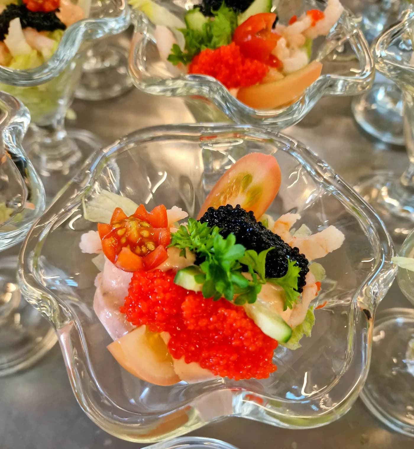 Forret serveret i glasskål med rejer og kaviar