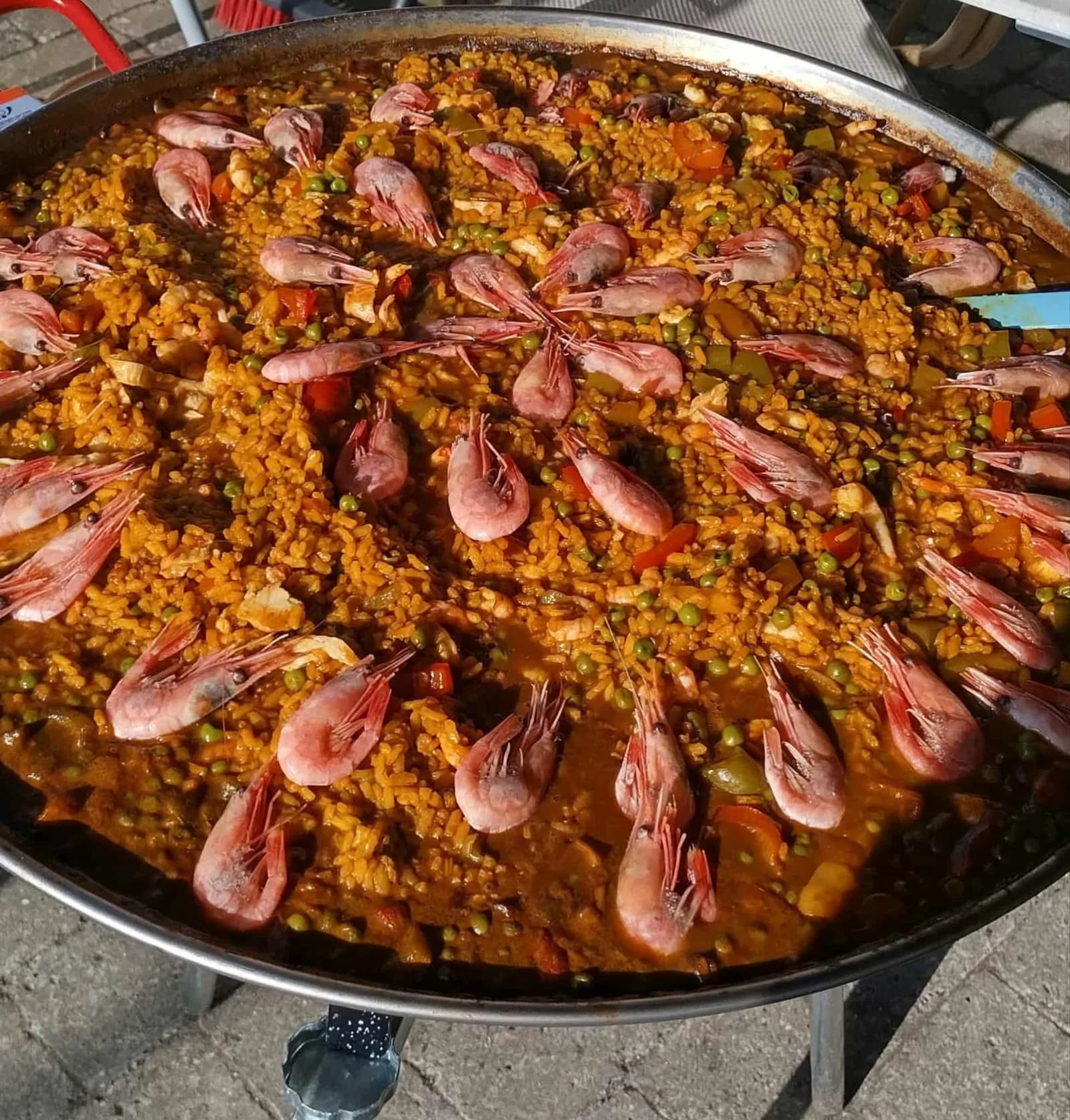 Stor paella-pande med rejer
