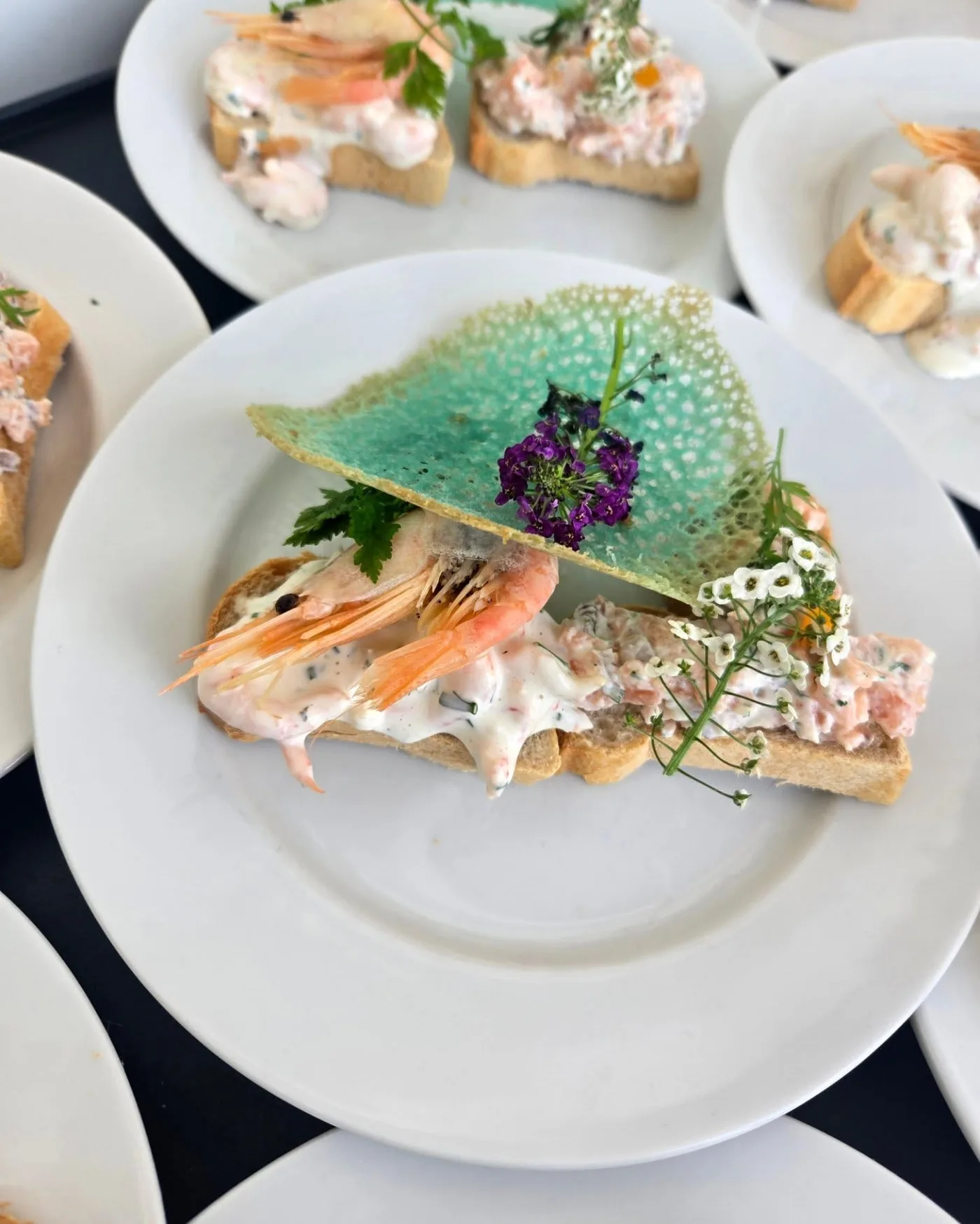 Anretning med håndpillede rejer og sprød salat
