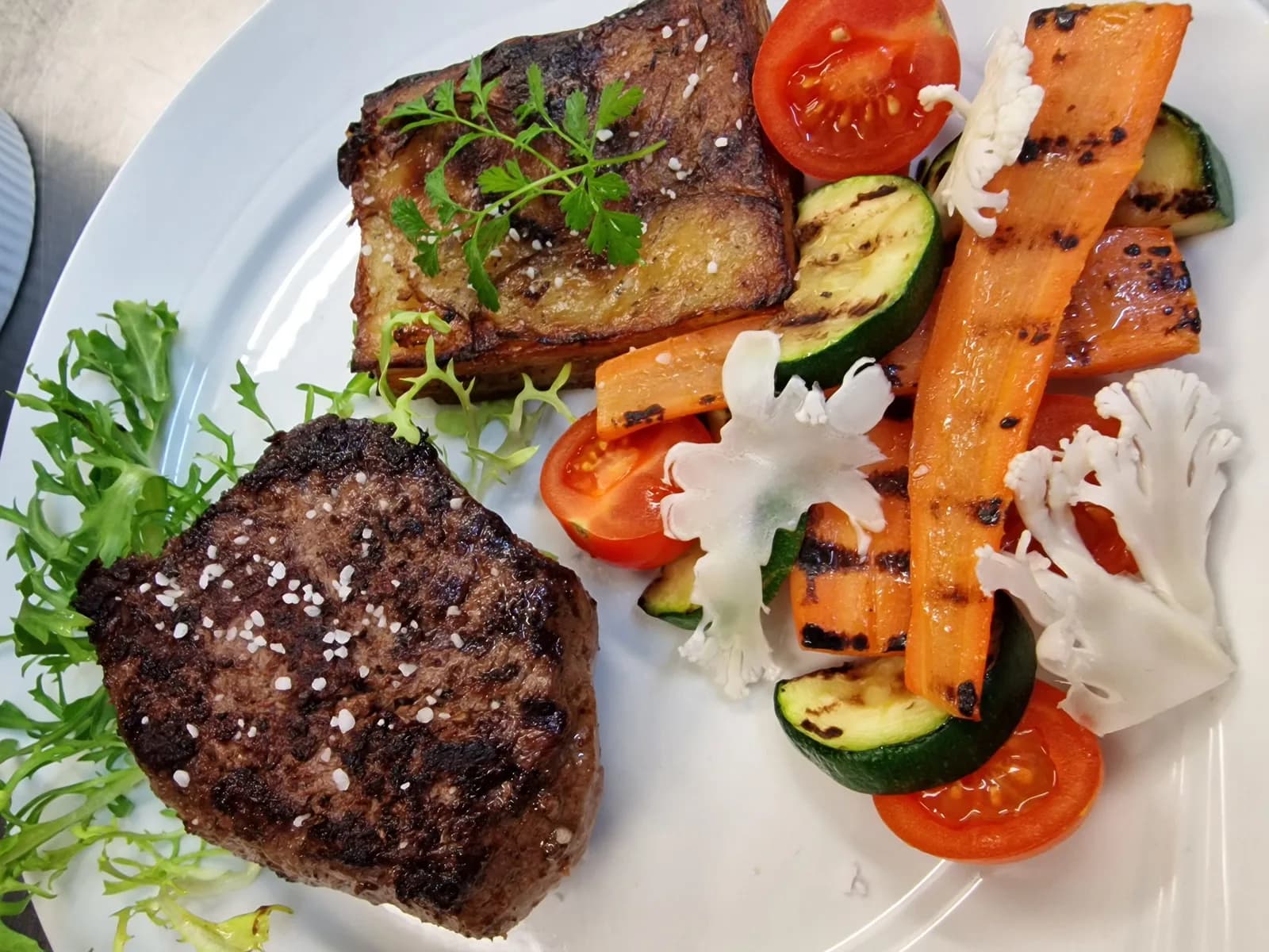 Steak med grillede gulerødder, squash og tomat