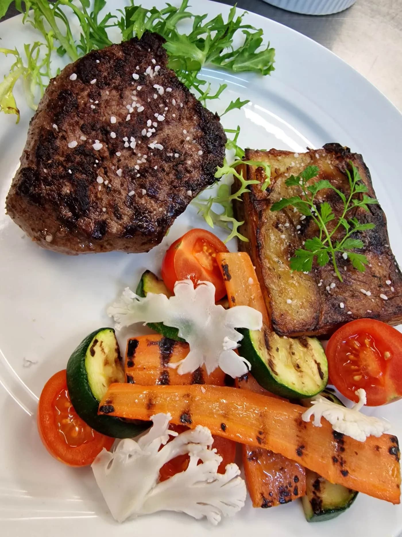 Stegt steak med grillede grøntsager og tomat
