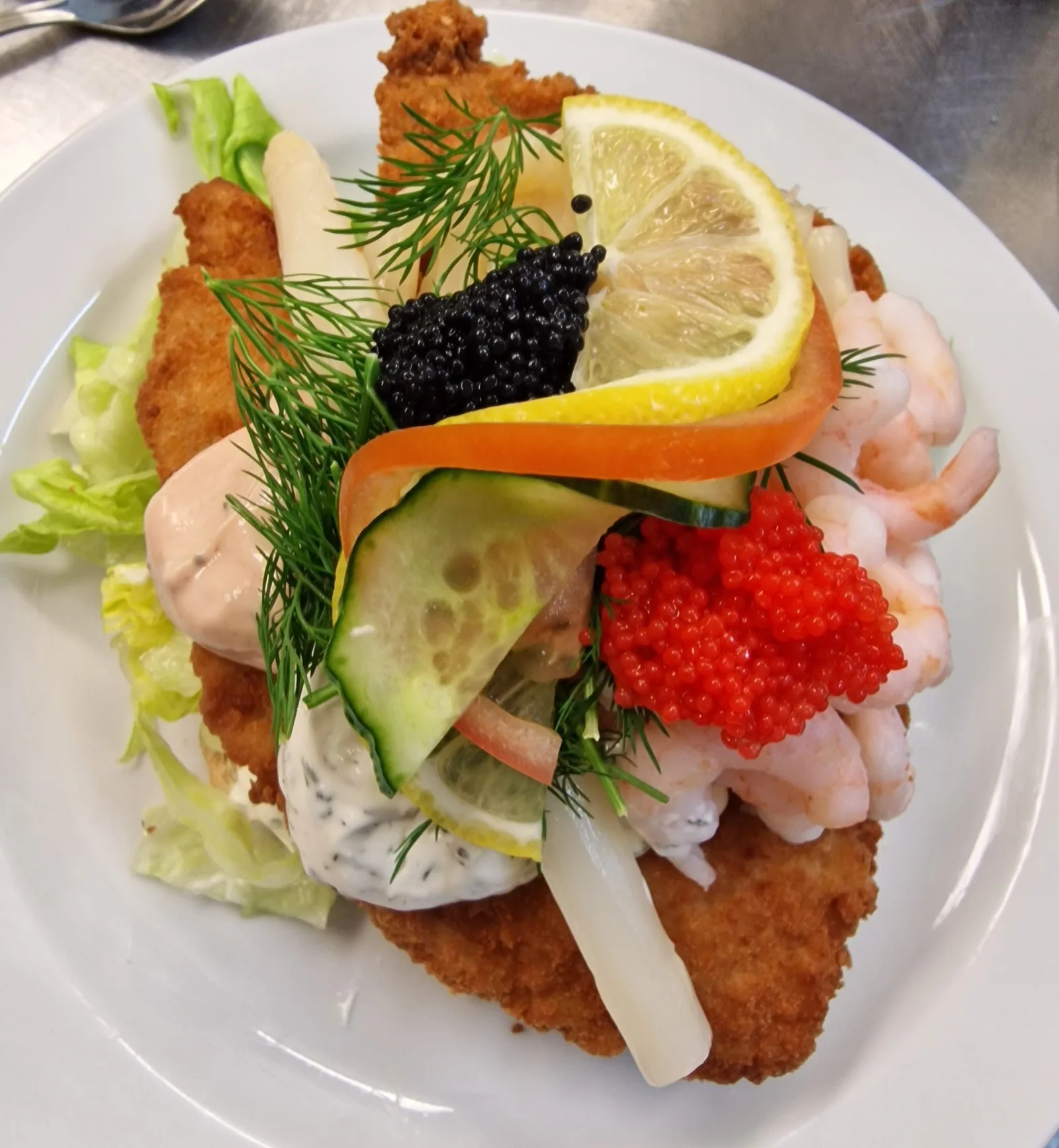Stjerneskud med pankopanerede fiskefileter, håndpillede rejer, asparges og citrus